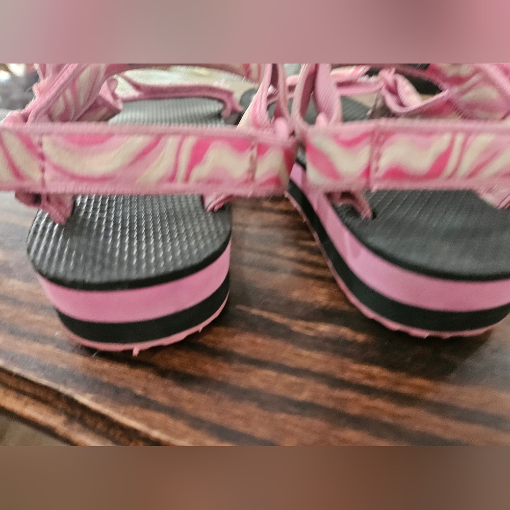 Girls TEVA size 1 Great Used Condition. (5) - Picture 5 of 5